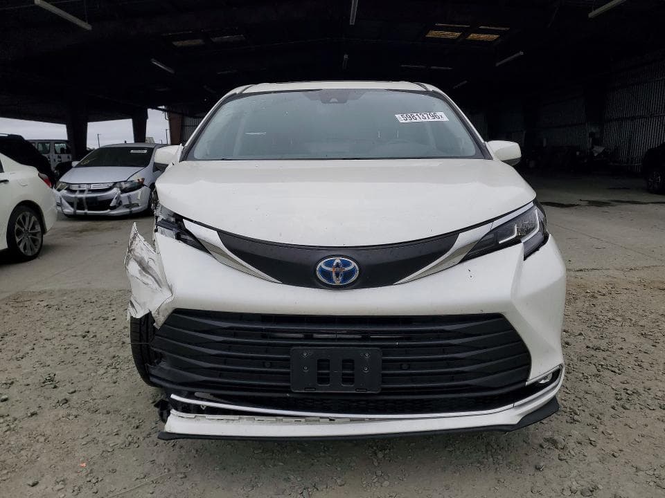 2021 TOYOTA SIENNA XLE 5