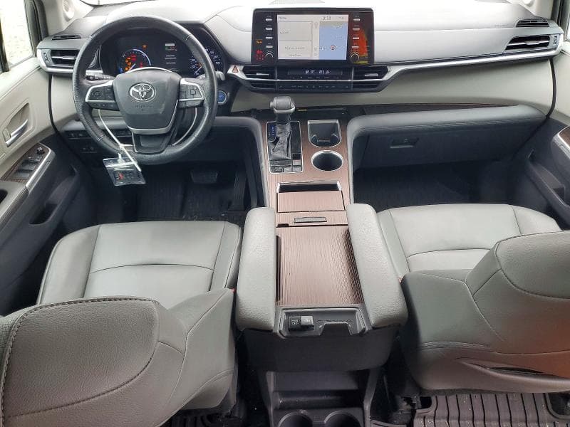 2021 TOYOTA SIENNA XLE 8