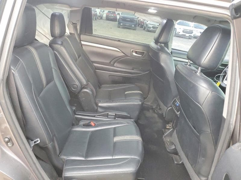 2018 TOYOTA HIGHLANDER SE 11