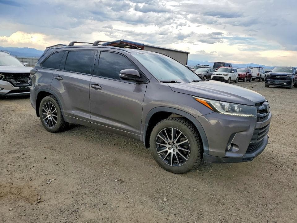 2018 TOYOTA HIGHLANDER SE 4