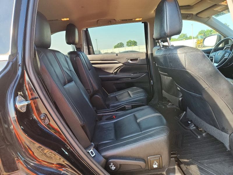 2017 TOYOTA HIGHLANDER SE 11