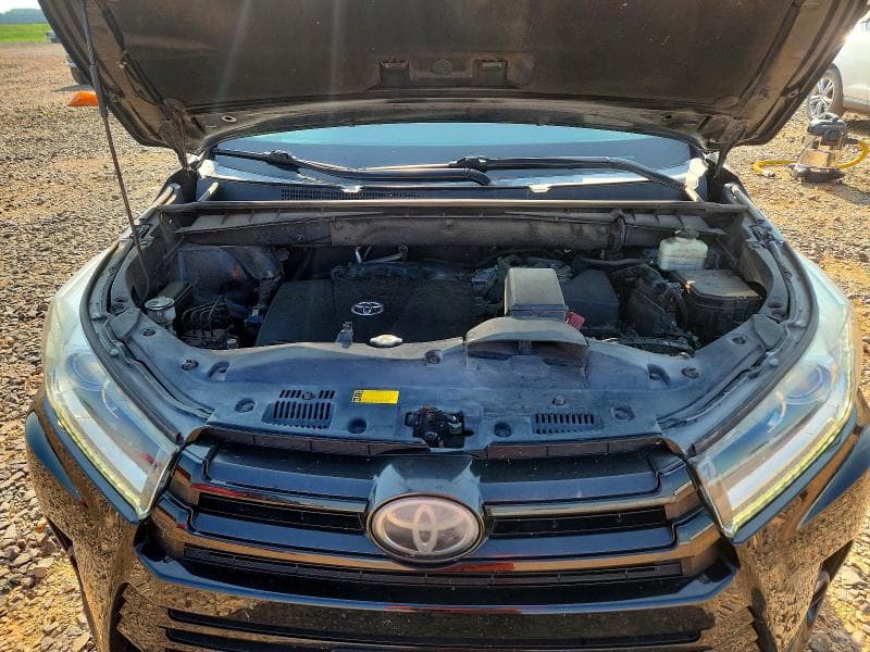2017 TOYOTA HIGHLANDER SE 12
