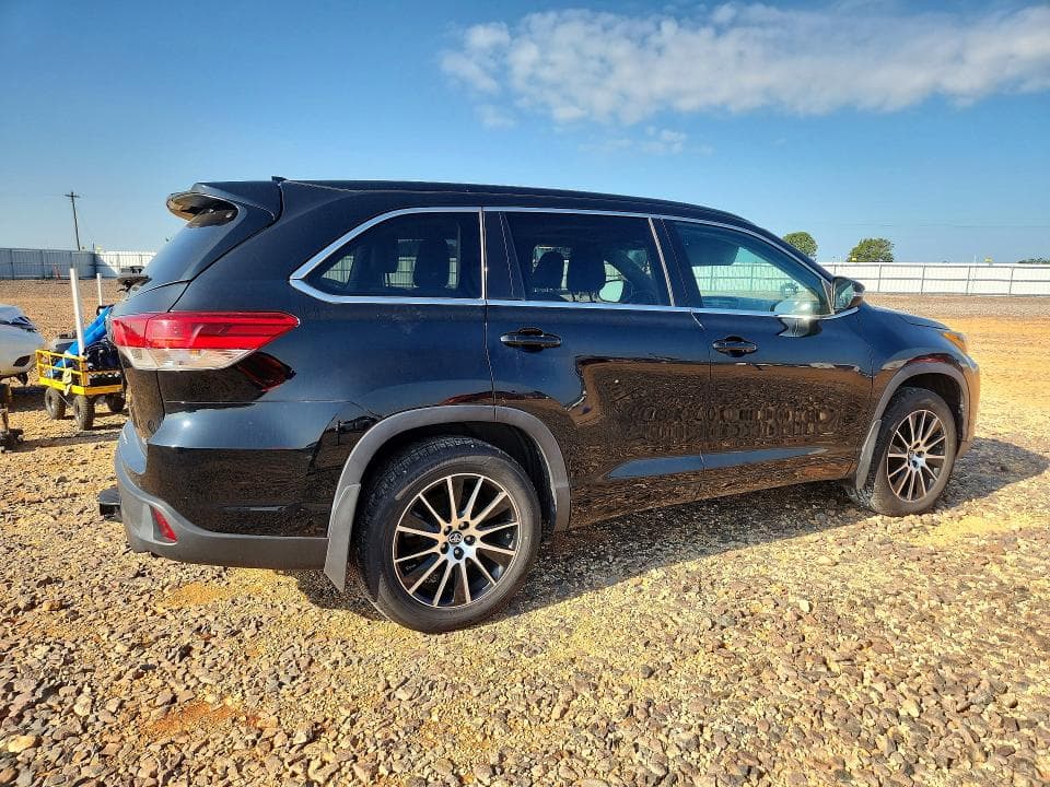 2017 TOYOTA HIGHLANDER SE 3