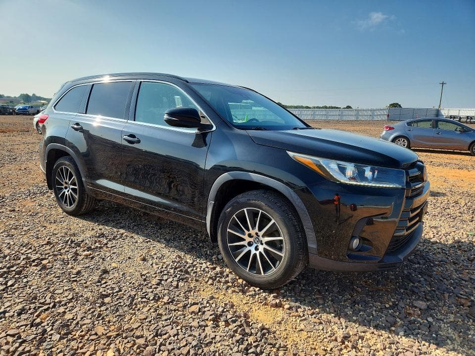 2017 TOYOTA HIGHLANDER SE 4
