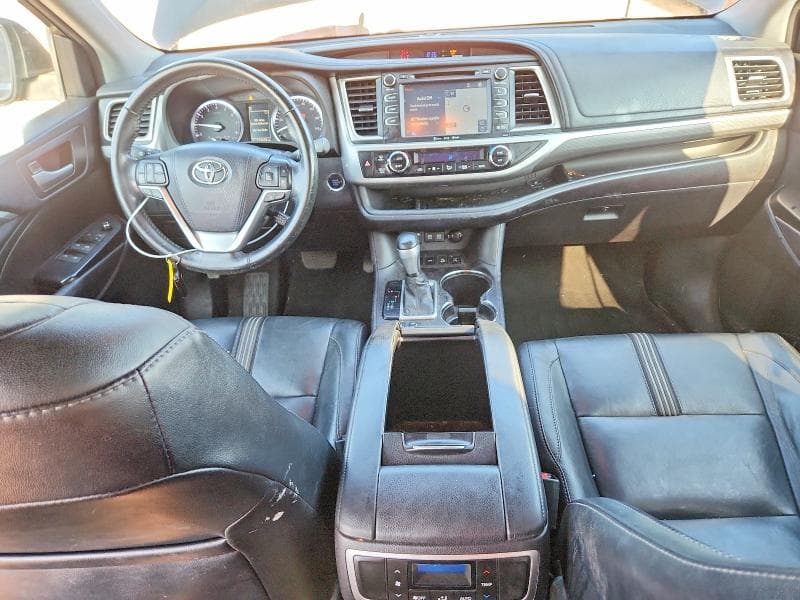 2017 TOYOTA HIGHLANDER SE 8