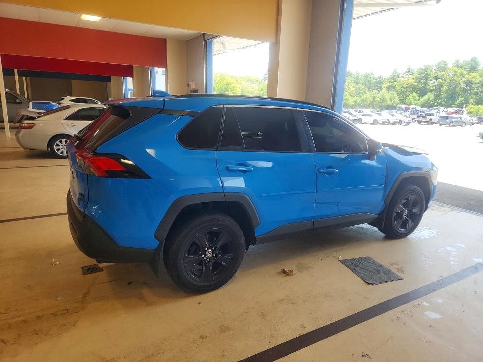 2020 TOYOTA RAV4 XLE 3