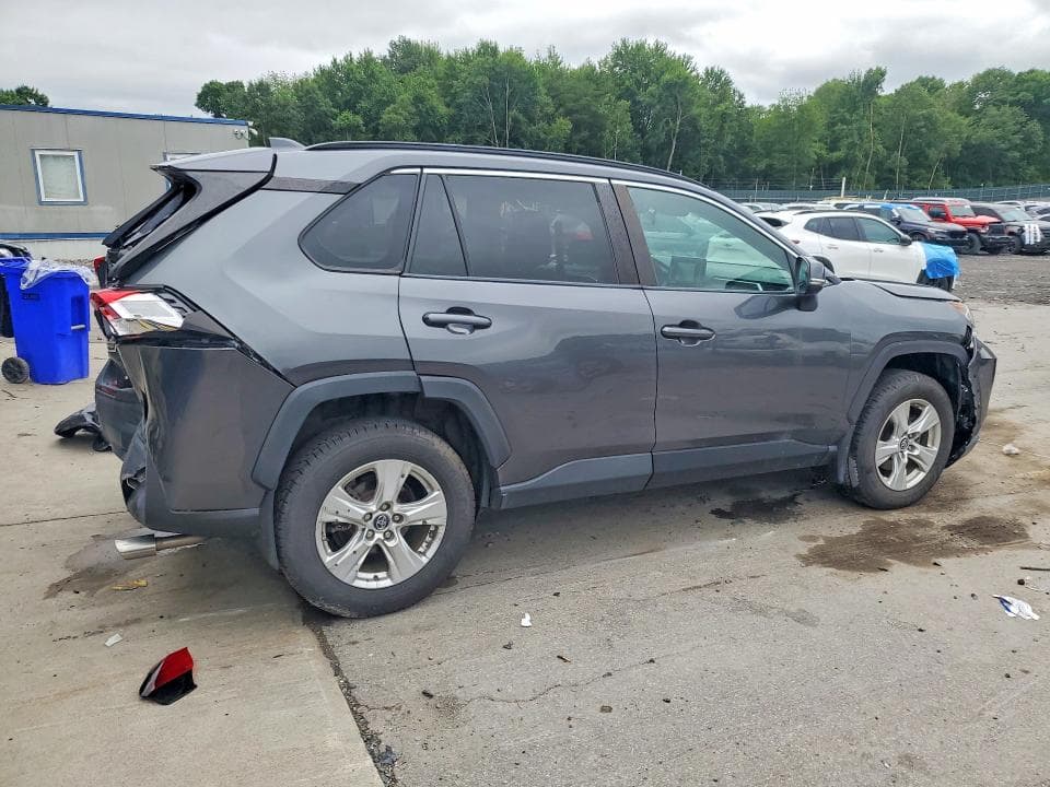 2019 TOYOTA RAV4 XLE 3