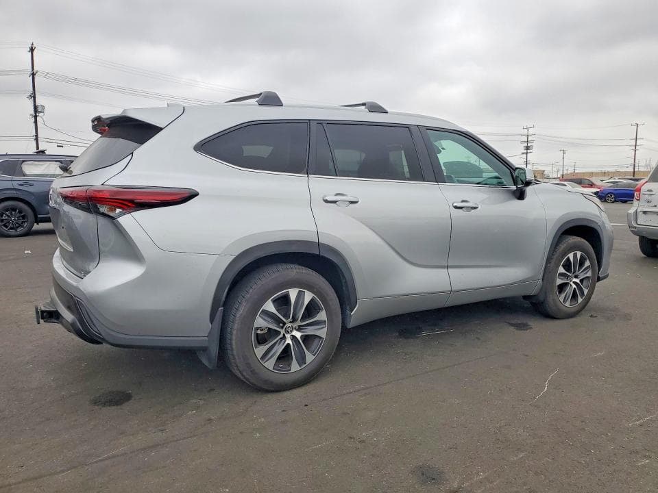 2024 TOYOTA HIGHLANDER XLE 3