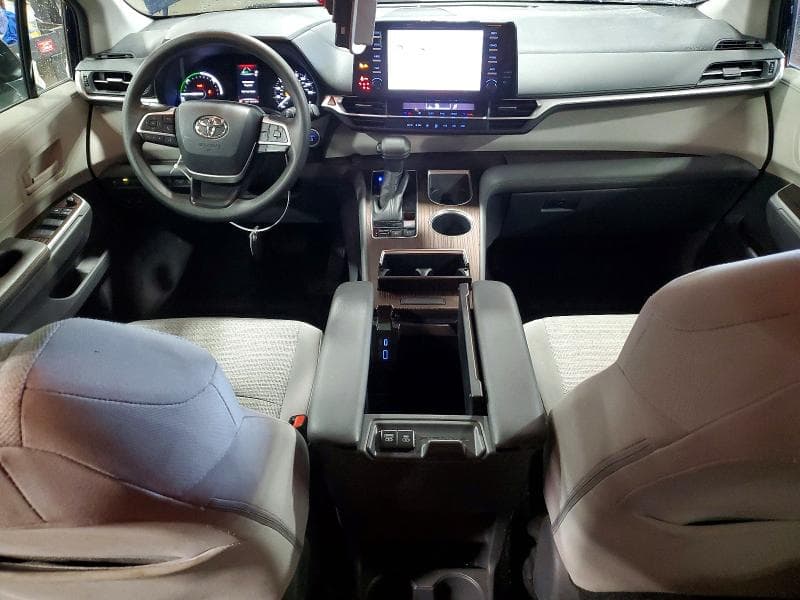 2021 TOYOTA SIENNA LE LE 8
