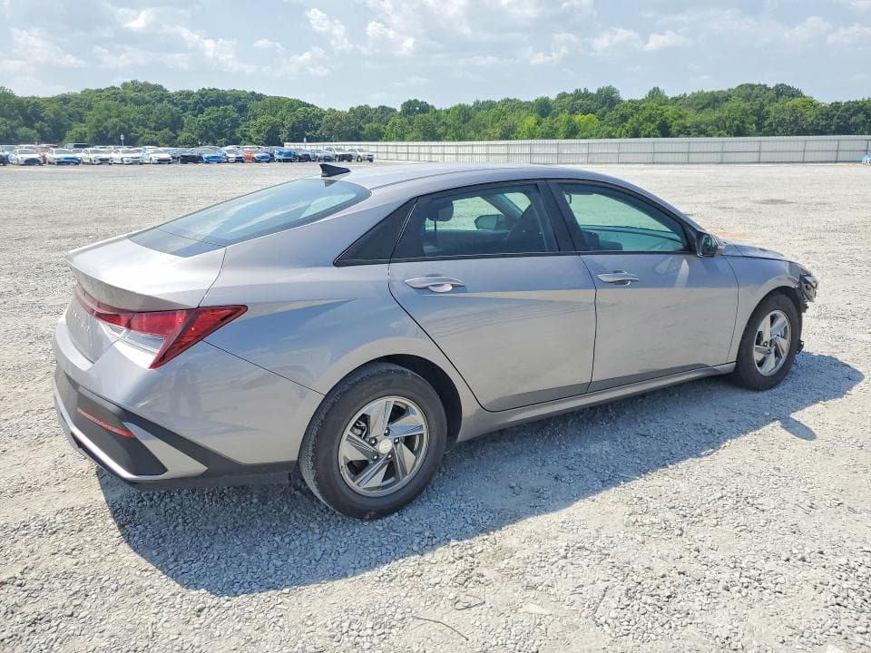 2025 HYUNDAI ELANTRA SE 3