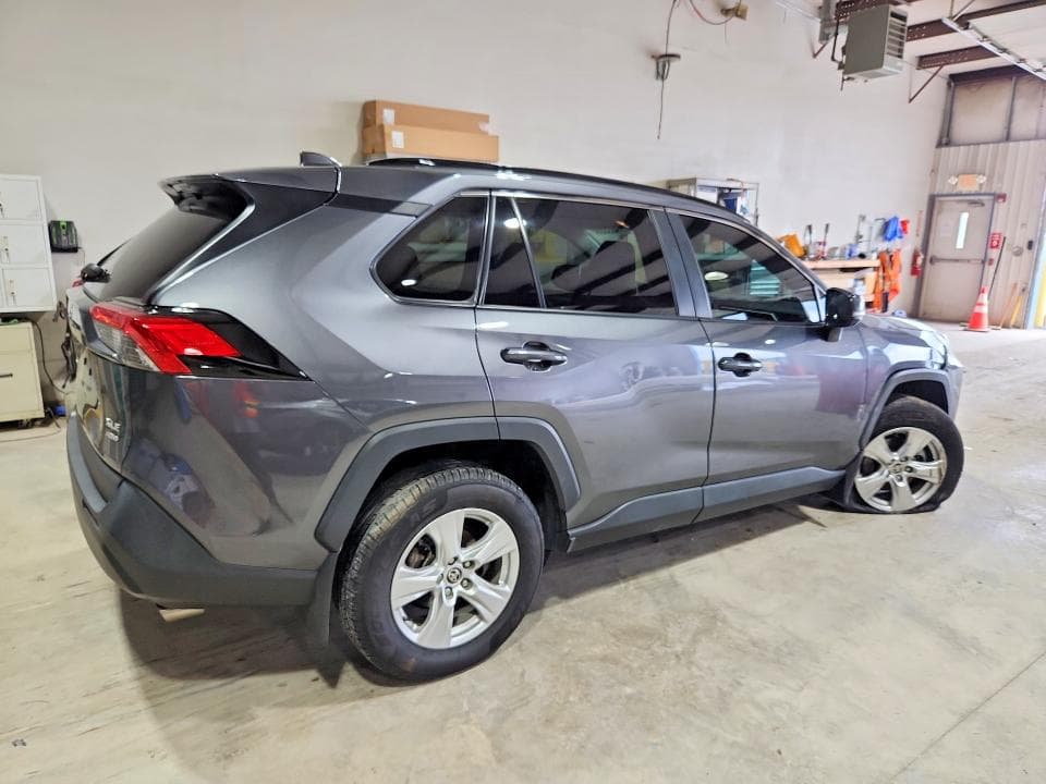 2021 TOYOTA RAV4 XLE 3