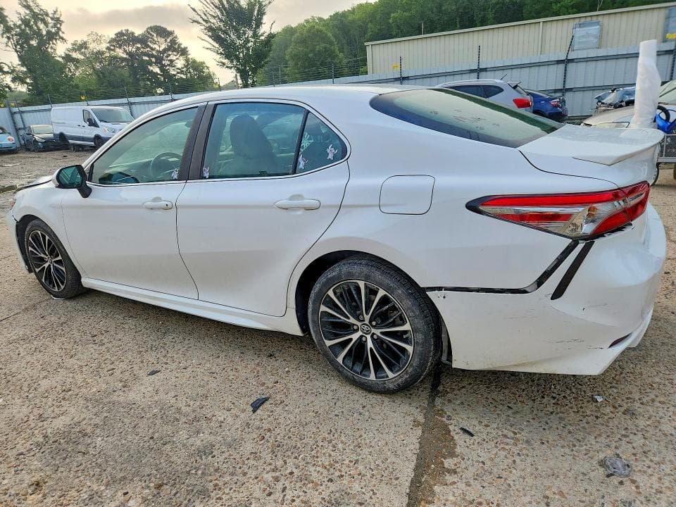 2018 TOYOTA CAMRY SE 2