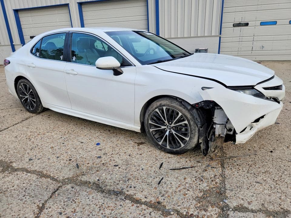 2018 TOYOTA CAMRY SE 4