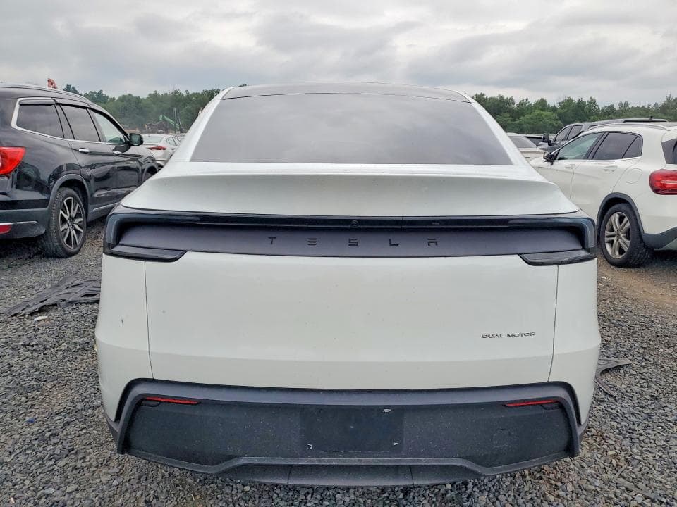2026 TESLA MODEL Y 6