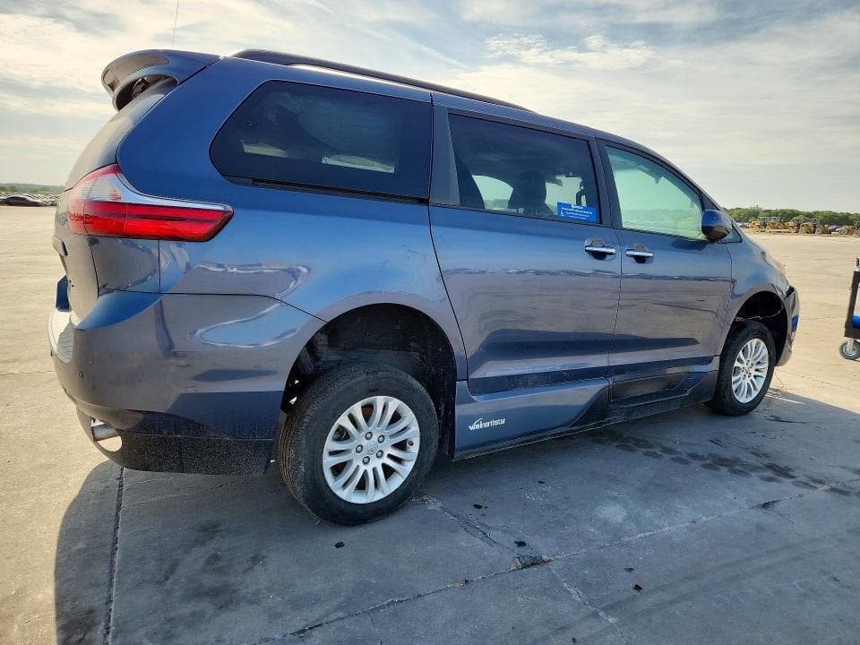 2017 TOYOTA SIENNA XLE 8-PASSENGER XLE 8-PASSENGER 4
