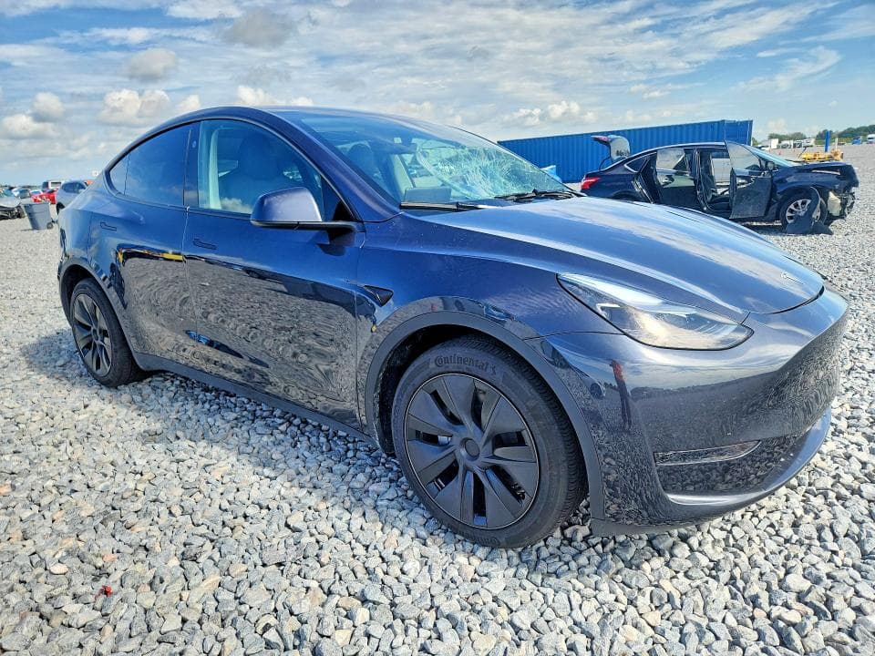 2025 TESLA MODEL Y 4