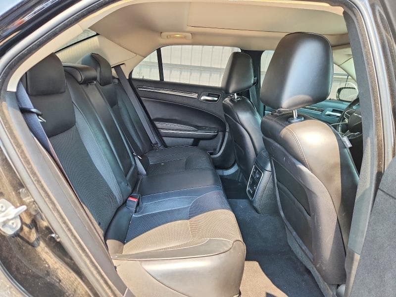 2019 CHRYSLER 300 LIMITED 10