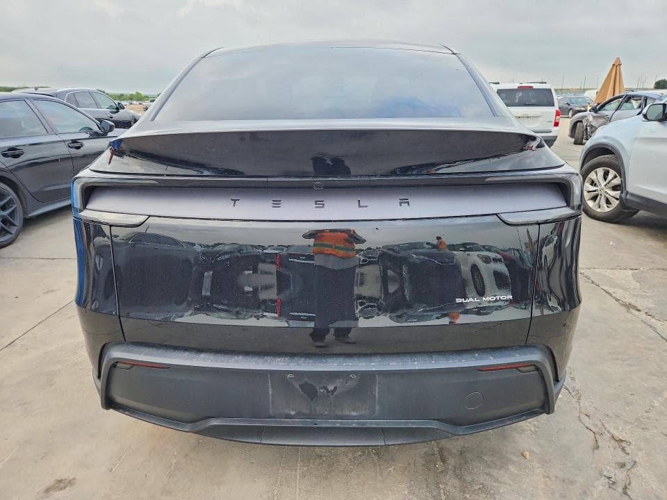 2026 TESLA MODEL Y 6