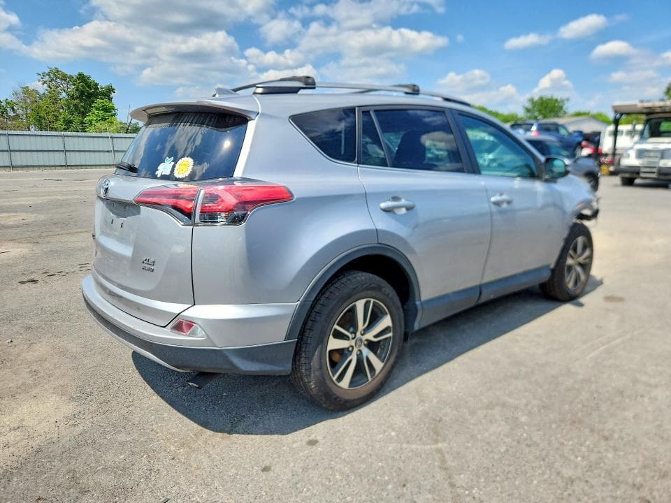 2018 TOYOTA RAV4 XLE 3