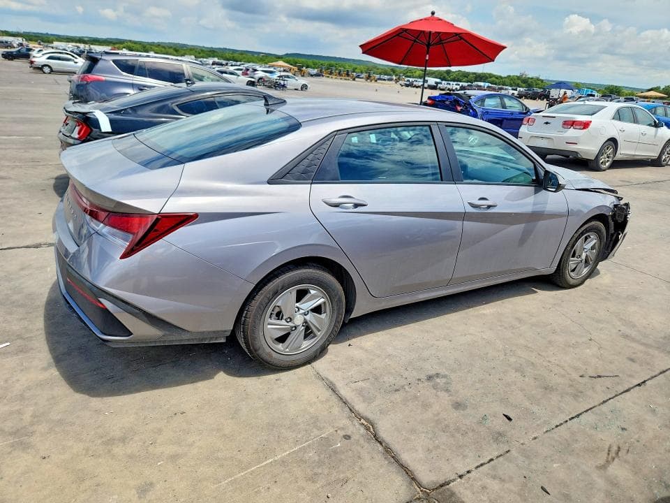 2025 HYUNDAI ELANTRA SE 3