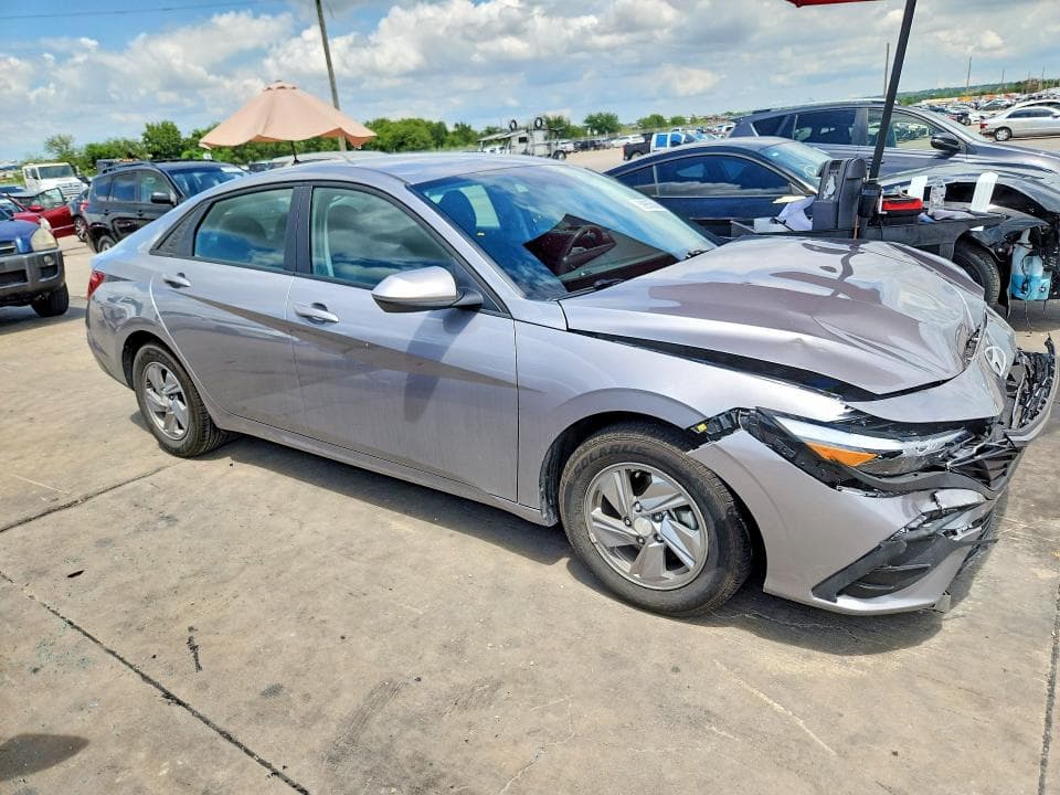 2025 HYUNDAI ELANTRA SE 4