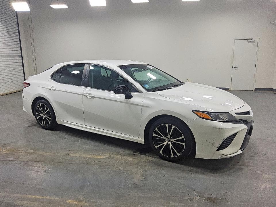 2018 TOYOTA CAMRY SE 4