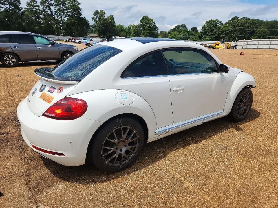 2018 VOLKSWAGEN BEETLE SE 3