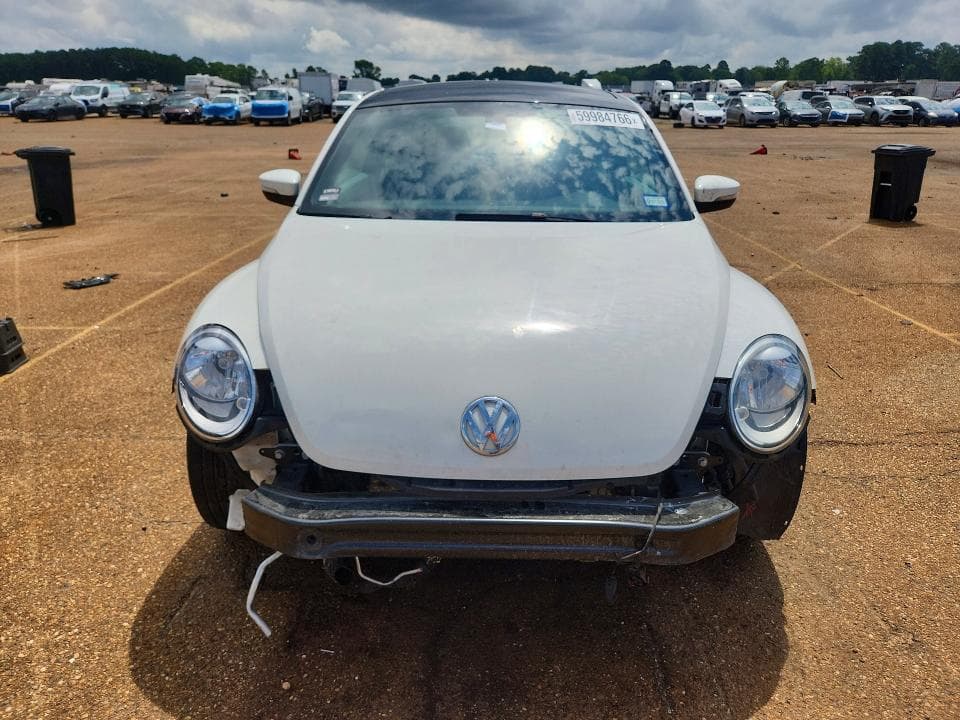 2018 VOLKSWAGEN BEETLE SE 5