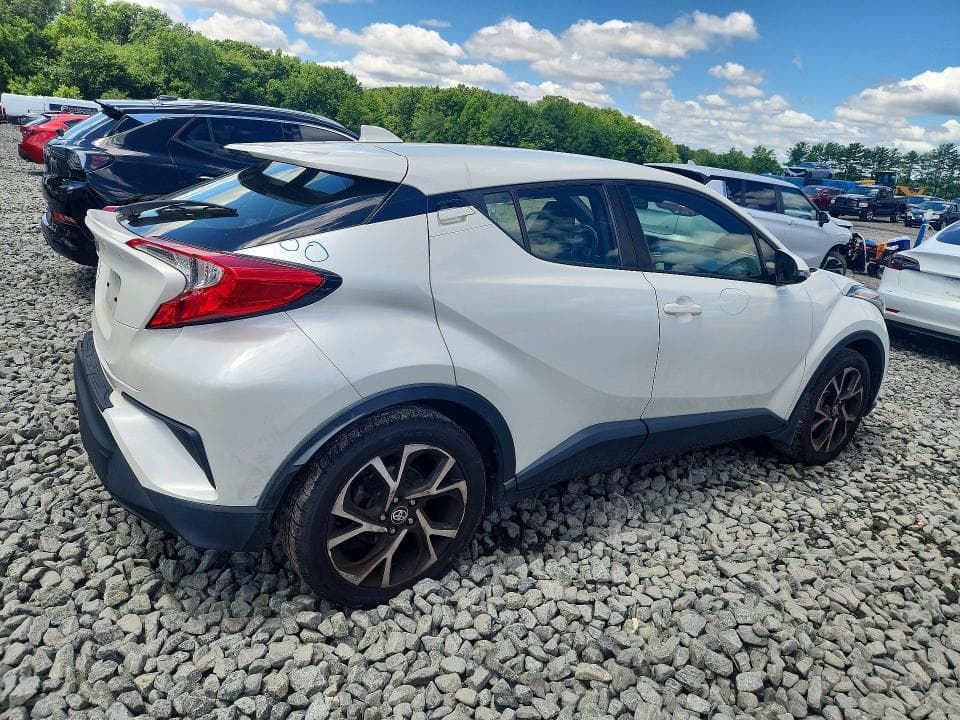 2021 TOYOTA C-HR XLE 3