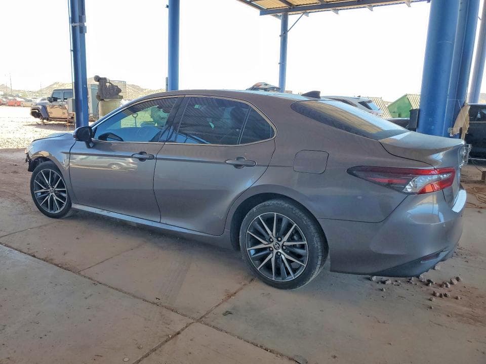 2021 TOYOTA CAMRY XLE 2