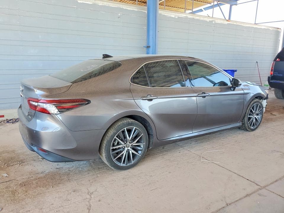 2021 TOYOTA CAMRY XLE 3