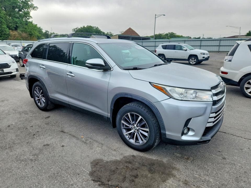2019 TOYOTA HIGHLANDER XLE 4