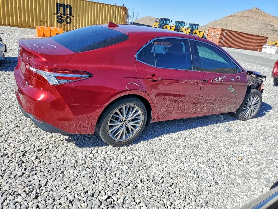 2020 TOYOTA CAMRY XLE 3