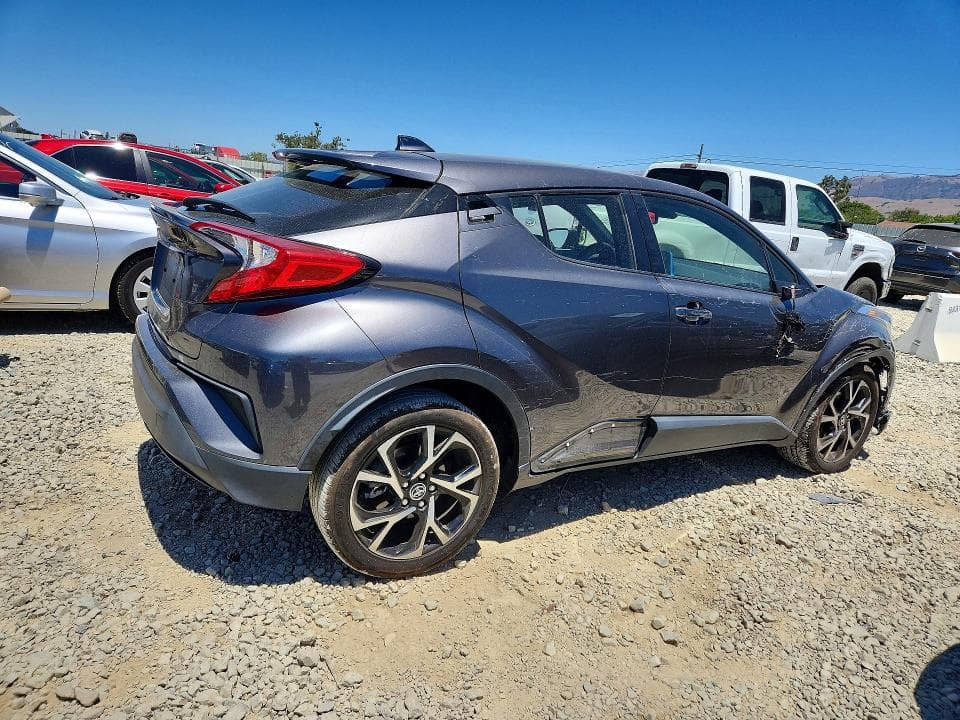 2019 TOYOTA C-HR XLE 3