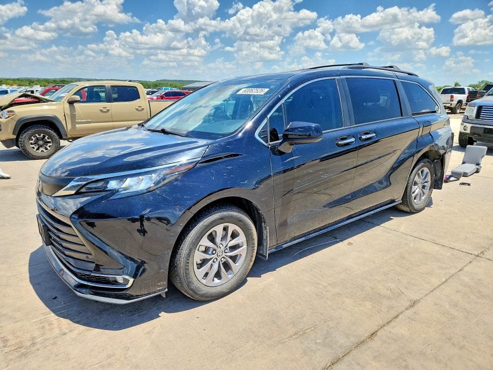 2023 TOYOTA SIENNA XLE - 1