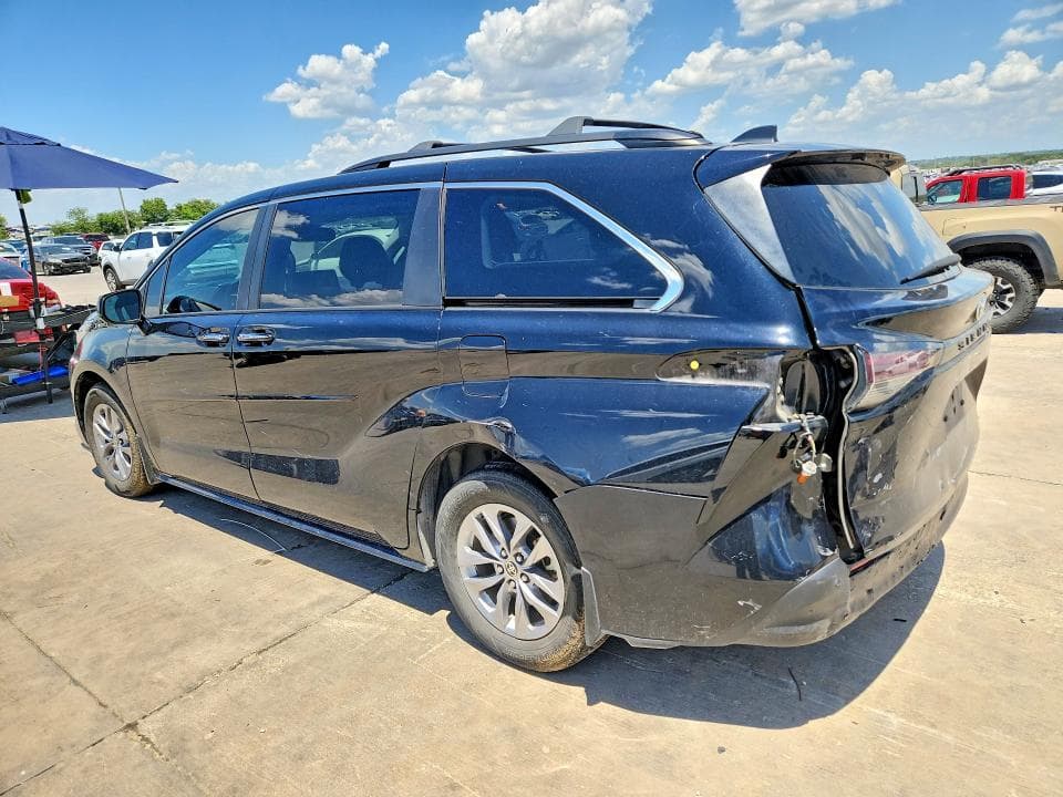 2023 TOYOTA SIENNA XLE 2