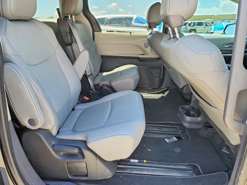 2023 TOYOTA SIENNA XLE 11