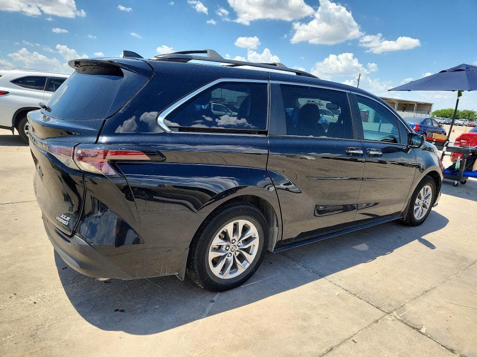 2023 TOYOTA SIENNA XLE 3