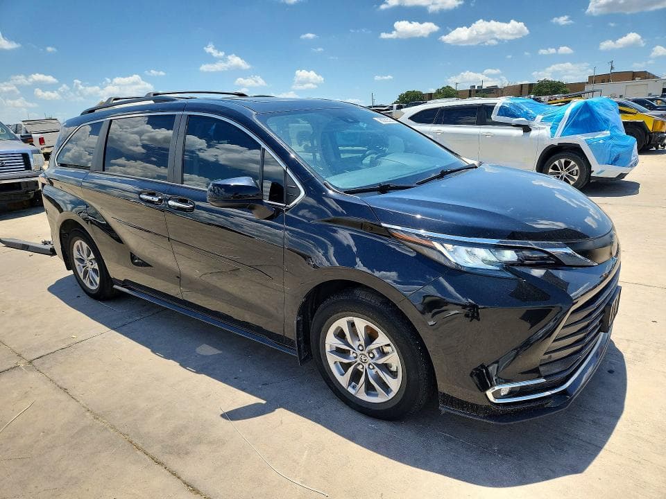 2023 TOYOTA SIENNA XLE 4