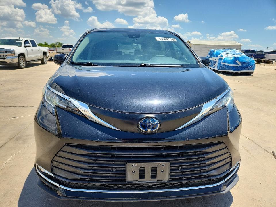 2023 TOYOTA SIENNA XLE 5