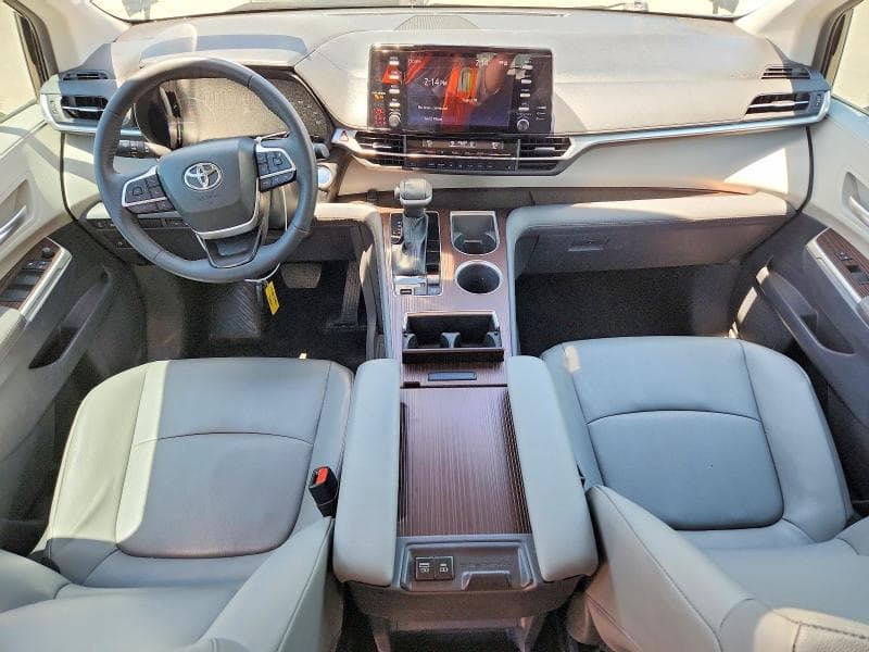 2023 TOYOTA SIENNA XLE 8