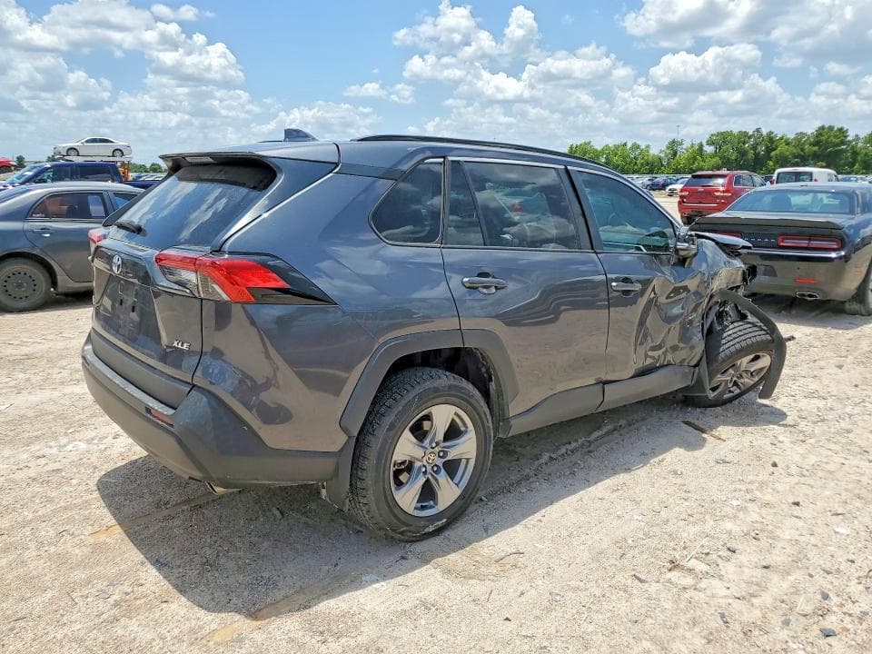 2023 TOYOTA RAV4 XLE 3