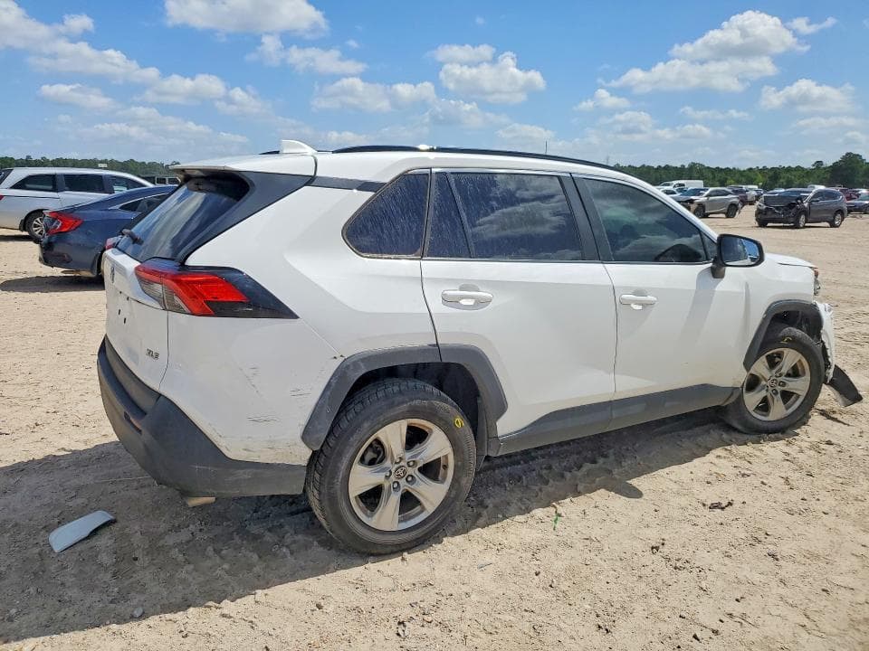 2021 TOYOTA RAV4 XLE 3