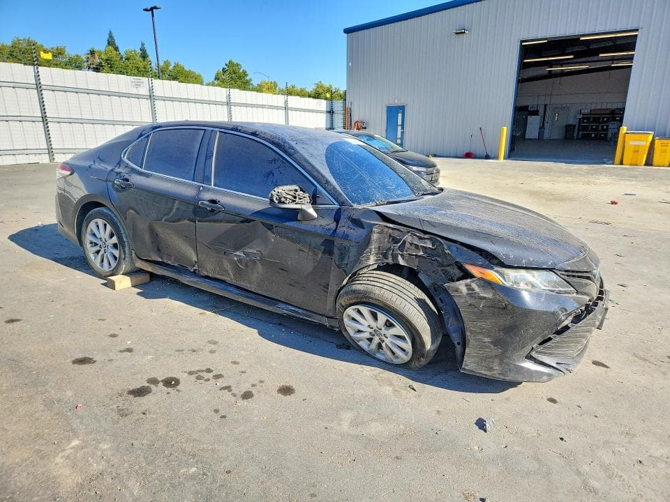 2019 TOYOTA CAMRY LE 4