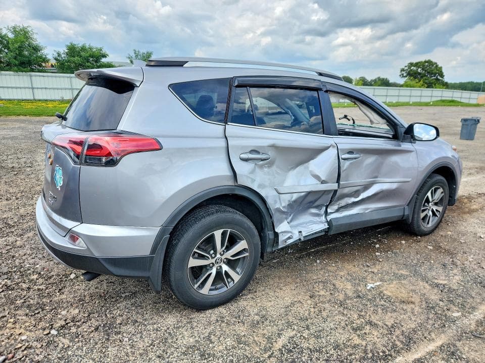 2018 TOYOTA RAV4 XLE 3