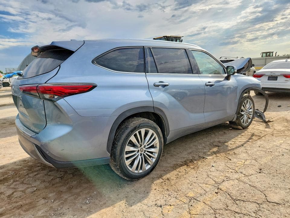 2023 TOYOTA HIGHLANDER PLATINUM 3