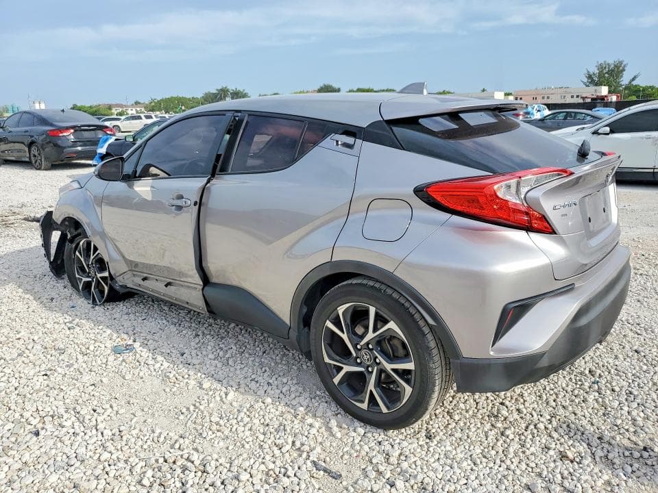 2019 TOYOTA C-HR XLE 2