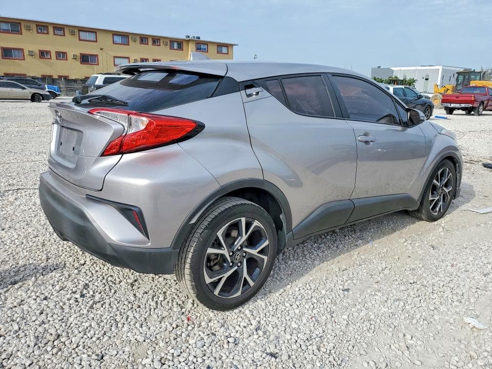 2019 TOYOTA C-HR XLE 3