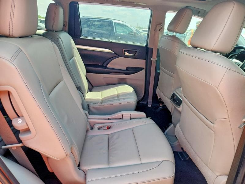 2019 TOYOTA HIGHLANDER XLE 11