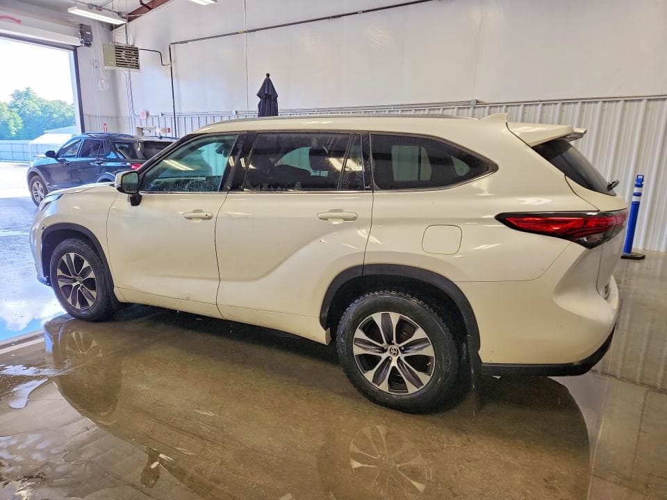 2021 TOYOTA HIGHLANDER XLE 2